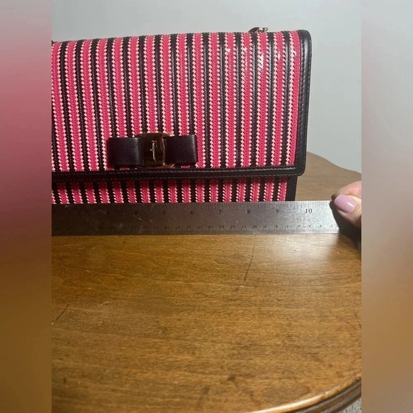 Ferragamo Ginny two-tone pink zigzag shoulder bag with gold chain shoulder strap - Picture 9 of 13